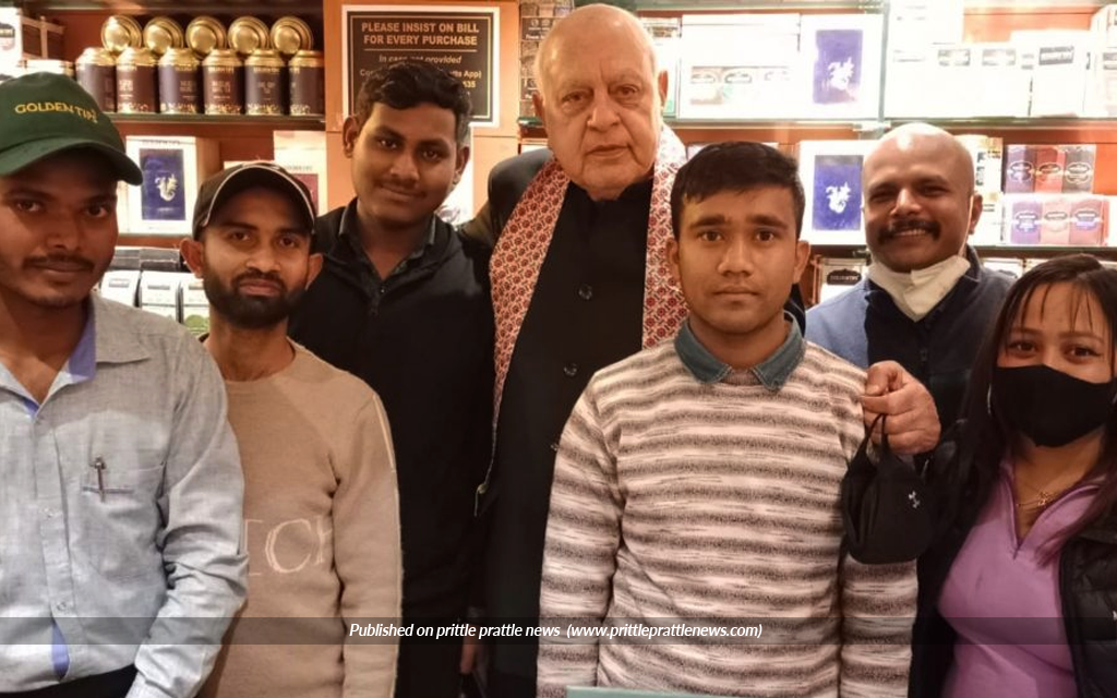 Ex Jammu and Kashmir CM Farooq Abdullah visits Golden Tips Tea boutique located in Chowrasta, Darjeeling.
